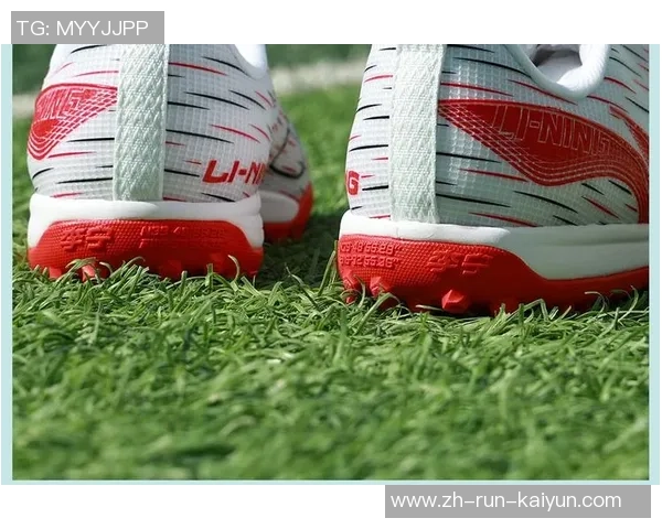 碎钉足球鞋助力球员在草地上尽情挥洒汗水与激情的完美选择 碎钉足球鞋助力球员在草地上尽情挥洒汗水与激情的完美选择