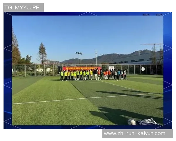 让我们一起为足球加油助威，共同书写激情与梦想的标语篇章